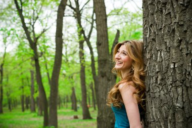 güzel genç kız parkta