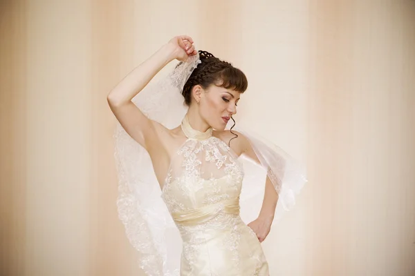 Beautiful young bride — Stock Photo, Image