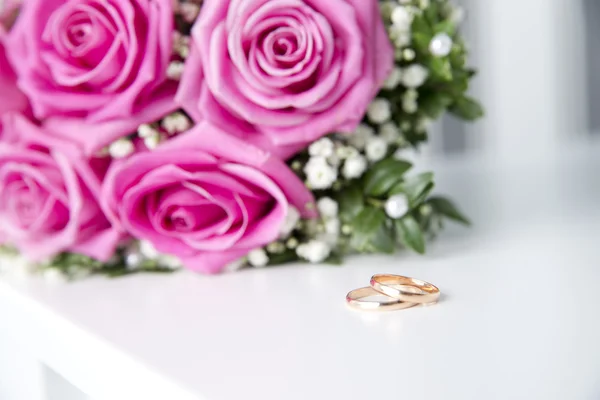 Wedding rings and bouquet — Stock Photo, Image