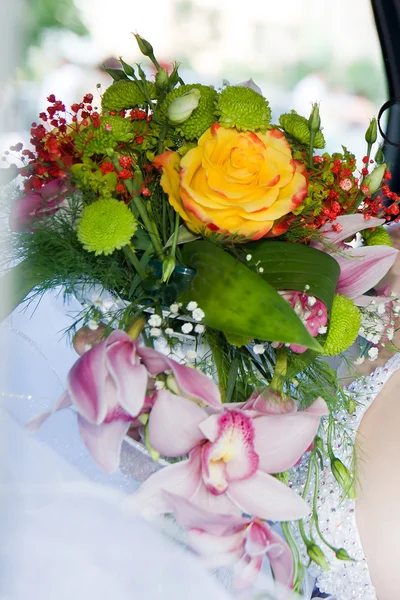 Bouquet da sposa di orchidee e rose — Foto Stock