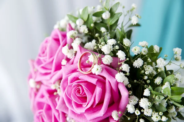 結婚指輪と花束 — ストック写真