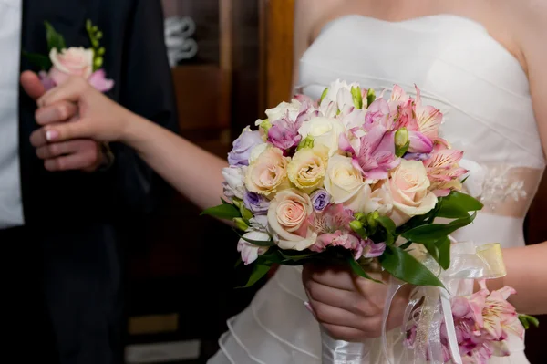 Ženich a nevěsta s kyticí — Stock fotografie