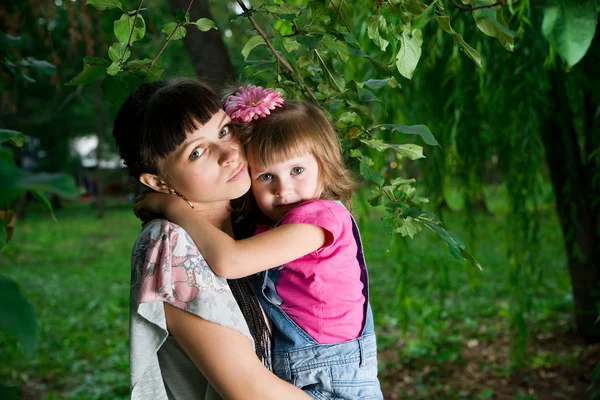 Junge Mutter mit Kind — Stockfoto