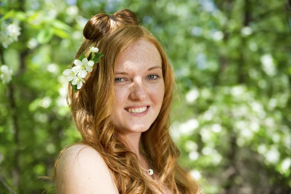 Piękna młoda kobieta z kwiatami. — Zdjęcie stockowe
