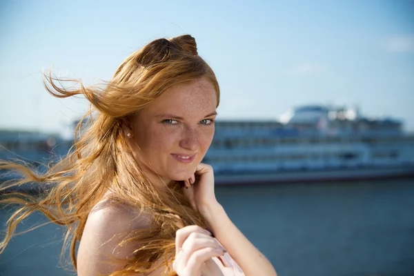 Smiling young woman — Stock Photo, Image