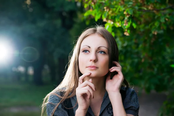 Beautiful young girl in park — Stock Photo, Image