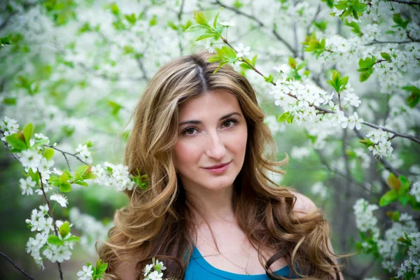 Hermosa joven con flores. —  Fotos de Stock