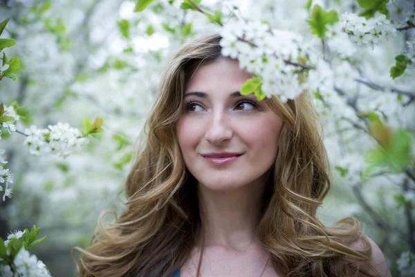 Mooie jonge vrouw met bloemen. — Stockfoto