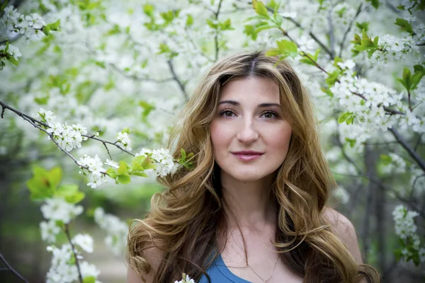 Beautiful young woman with flowers. — Stock Photo, Image