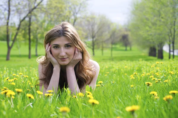 年轻漂亮的女孩，在草地上 — 图库照片