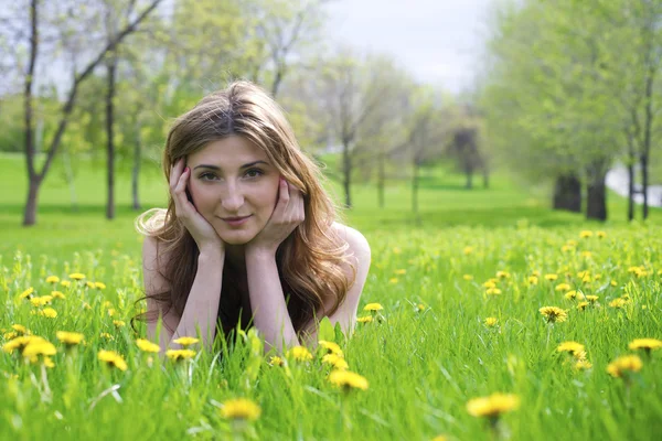 Hermosa joven en el prado — Foto de Stock