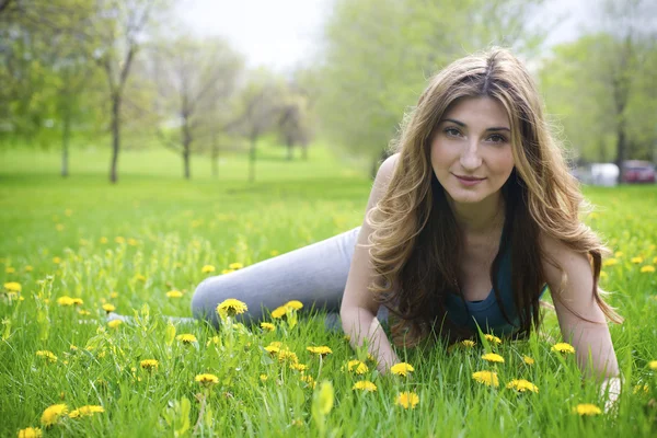 Schönes junges Mädchen auf der Wiese — Stockfoto