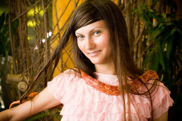 Beautiful young girl in park — Stock Photo, Image