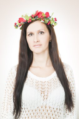 çiçek çelenk başındaki genç güzel kadın