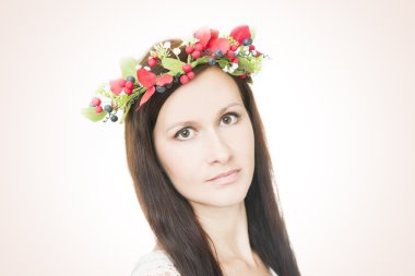 çiçek çelenk başındaki genç güzel kadın