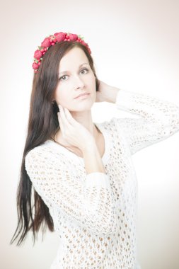 çiçek çelenk başındaki genç güzel kadın