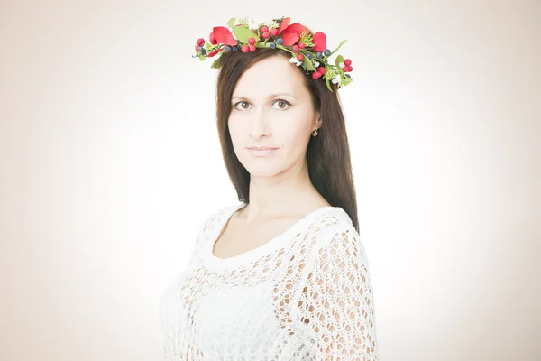 Jeune belle femme avec couronne de fleurs sur la tête — Photo