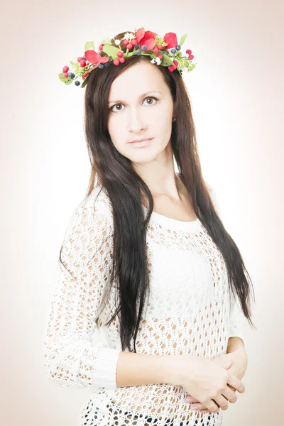 Jovem mulher bonita com coroa de flores na cabeça — Fotografia de Stock