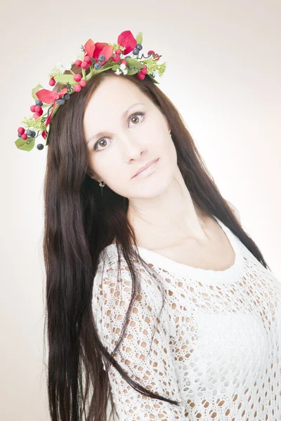 Joven hermosa mujer con corona de flores en la cabeza —  Fotos de Stock