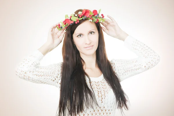 Çiçek çelenk başındaki genç güzel kadın — Stok fotoğraf