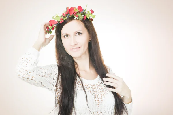 Joven hermosa mujer con corona de flores en la cabeza —  Fotos de Stock