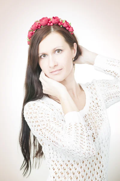 çiçek çelenk başındaki genç güzel kadın