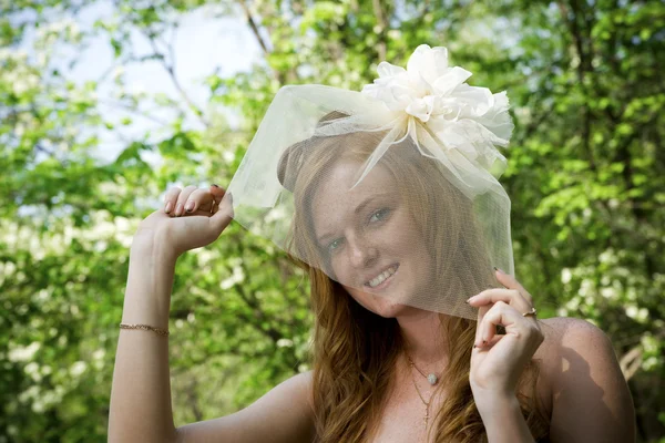 Beautiful young girl in park — Stock Photo, Image