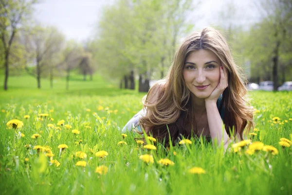 Belle jeune fille dans la prairie — Photo