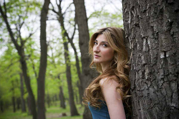 Beautiful young girl in park — Stock Photo, Image