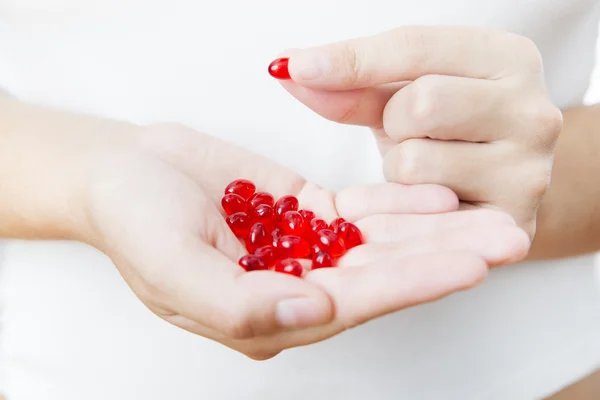 Pastillas en las manos de las mujeres —  Fotos de Stock