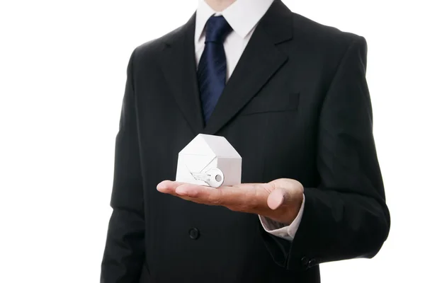 Geschäftsmann mit Papierhäuschen in der Hand — Stockfoto