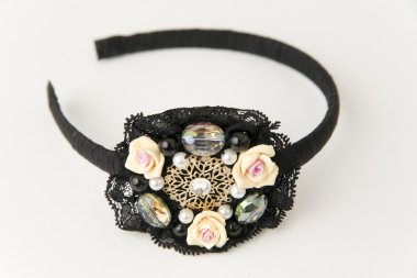 beyaz zemin üzerinde moda saç tokası