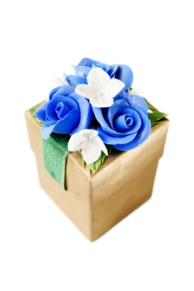 Scatola regalo con rosa blu — Foto Stock