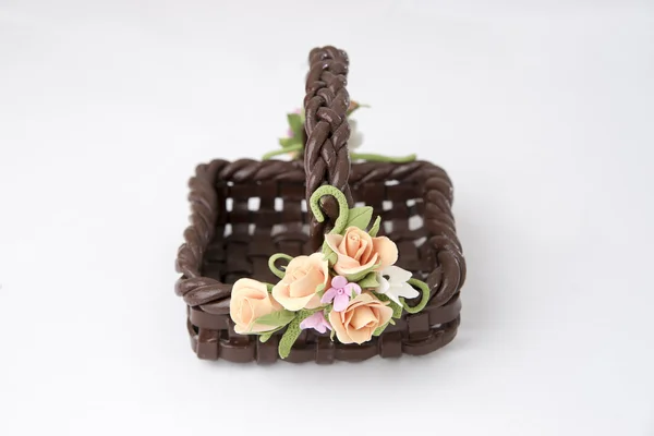 Proutěný košík s květinami z hlíny — Stock fotografie