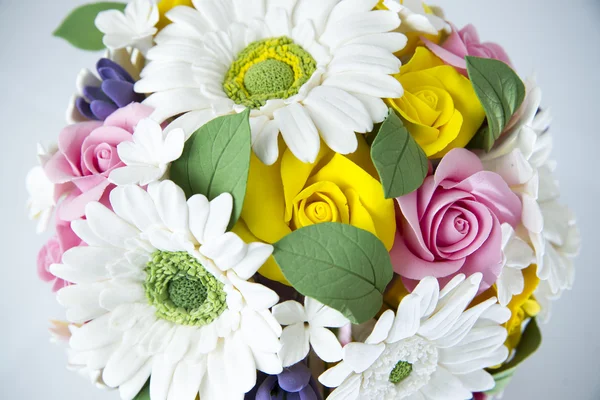 Colorido ramo de flores sobre un fondo blanco — Foto de Stock