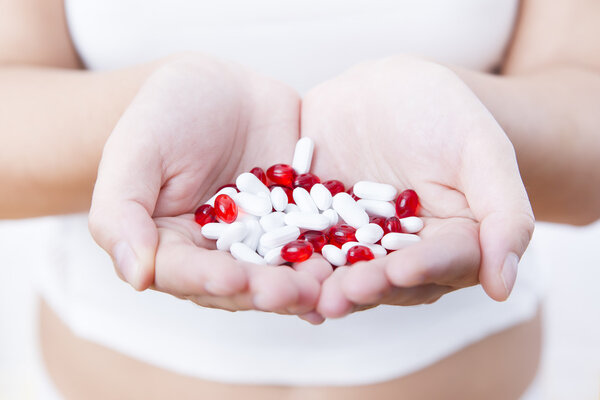 Таблетки в руках женщин
