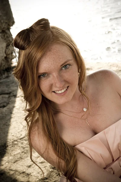 Beautiful young girl on river. — Stock Photo, Image