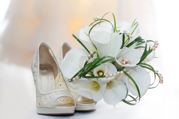 Buquê de casamento de lírios calla e sapatos de noiva — Fotografia de Stock