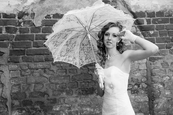 Hermosa novia en vestido blanco con paraguas — Foto de Stock