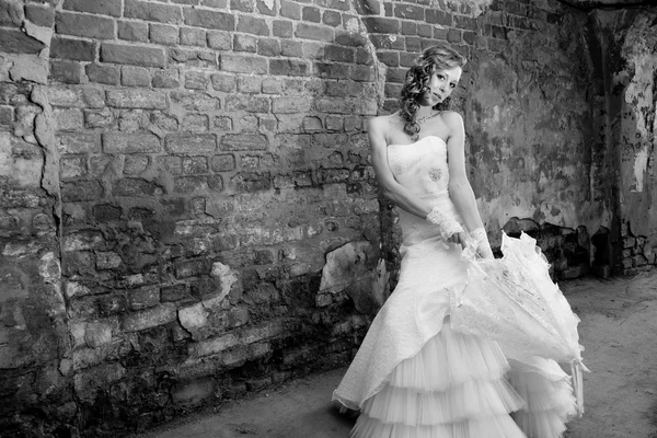 Bela noiva em vestido branco com guarda-chuva — Fotografia de Stock