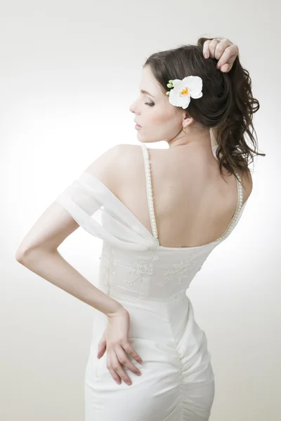 Vakker brud i hvit kjole – stockfoto