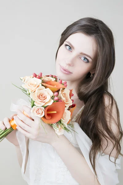 Beautiful bride with wedding orange bouquet — Stock Photo, Image
