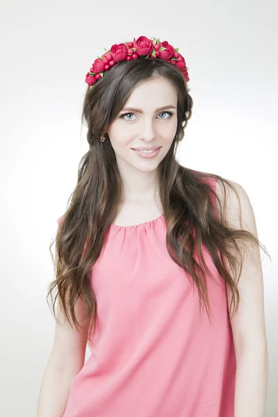 Jovem mulher bonita com coroa de flores na cabeça — Fotografia de Stock