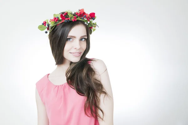 Jovem mulher bonita com coroa de flores na cabeça — Fotografia de Stock