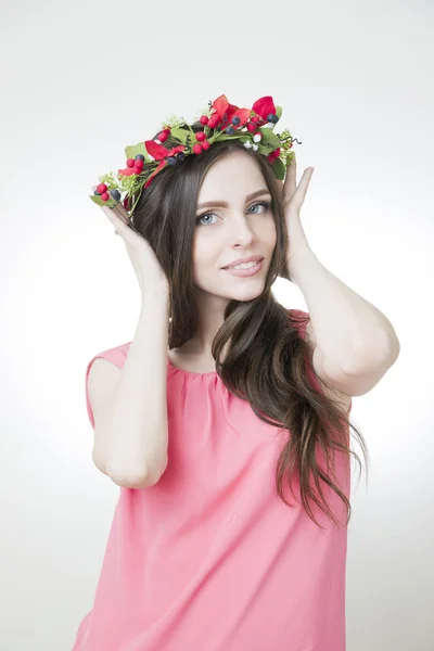 Joven hermosa mujer con corona de flores en la cabeza —  Fotos de Stock