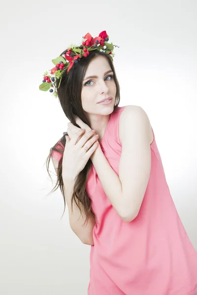 Jovem mulher bonita com coroa de flores na cabeça — Fotografia de Stock