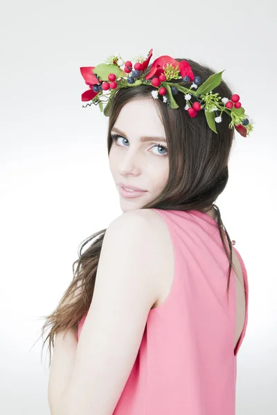 Jovem mulher bonita com coroa de flores na cabeça — Fotografia de Stock
