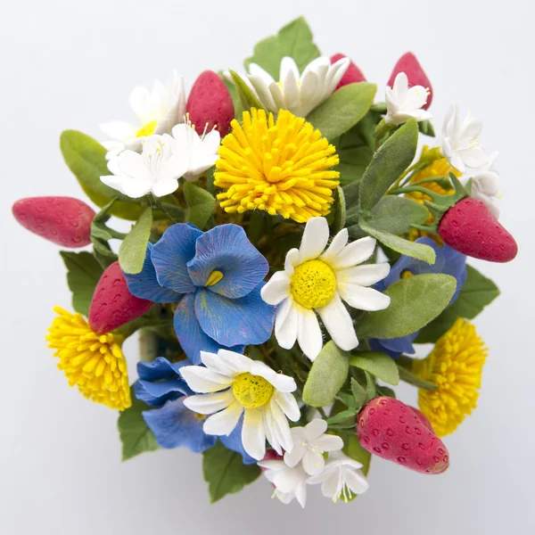 Buquê colorido de flores e bagas em um fundo branco — Fotografia de Stock