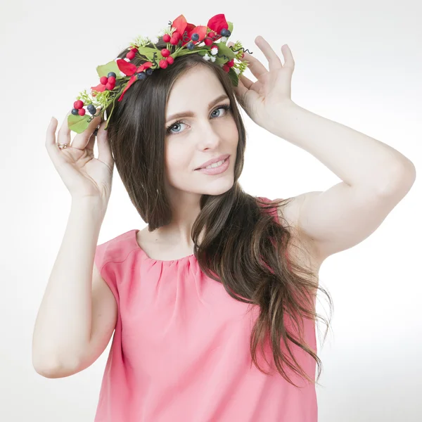 Jovem mulher bonita com coroa de flores na cabeça — Fotografia de Stock