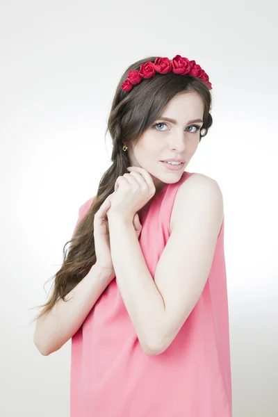 Joven hermosa mujer con corona de flores en la cabeza —  Fotos de Stock